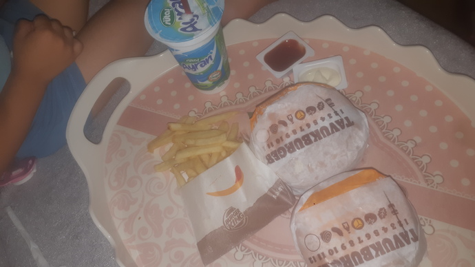 İstisnalar olabiliyor ama dışarıdan yemeği ayda 2 ile sınırlandırmaya çalışıyorum.