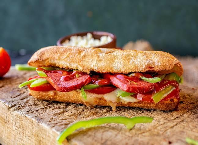 Horozlar sabah şarkısı söylerken sucuk ekmek mi sandviç mi tercihiniz olur?