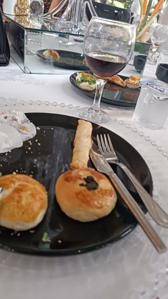 Düğünlerde oynayan taraf mısınız yoksa bitene kadar oturan mı?