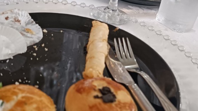 Düğünlerde oynayan taraf mısınız yoksa bitene kadar oturan mı?