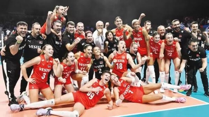 Bugün günlerden filenin sultanları. Bugün Avrupa Kadınlar Voleybol Şampiyonası finali var. Kupa bizim olur mu ne düşünüyorsunuz?