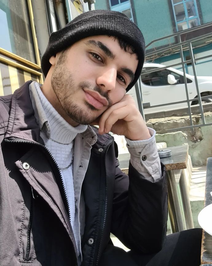 Sakallı mı yoksa Sakalsız mı iyi saç şekline göre söyleyin pls?