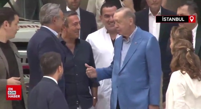 Ali Koçun Cumhurbaşkanı ile konuşurken elini cebinden çıkarmaması reis-i cumhura saygısızlık olmuyor mu?