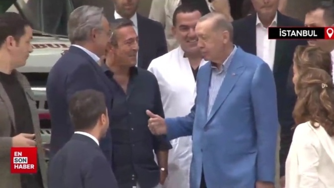 Ali Koç'un Cumhurbaşkanı ile konuşurken elini cebinden çıkarmaması reis-i cumhura saygısızlık olmuyor mu?