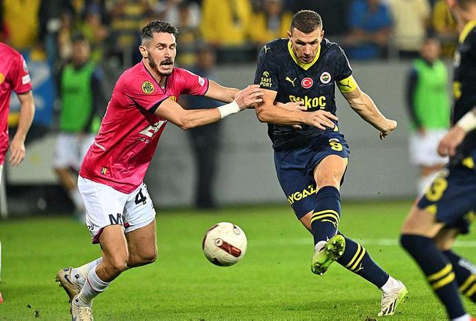 Ankaragücü 0 - Fenerbahçe 1... Sarı lacivertliler 3te 3 yaparak liderliğini sürdürdü! Maçı nasıl buldunuz?