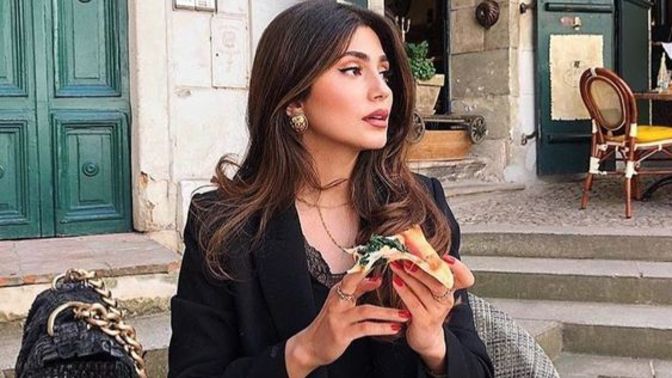 Dışarıda tek başına yemek yemek yıkıklık mıdır?