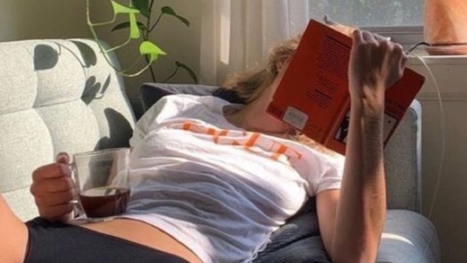 Oturarak mı kitap okursunuz yatarak mı?
