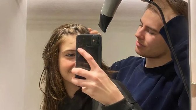 Sevgilinizin saçlarını kurutur musunuz? Aşırı romantik bir olay değil mi?