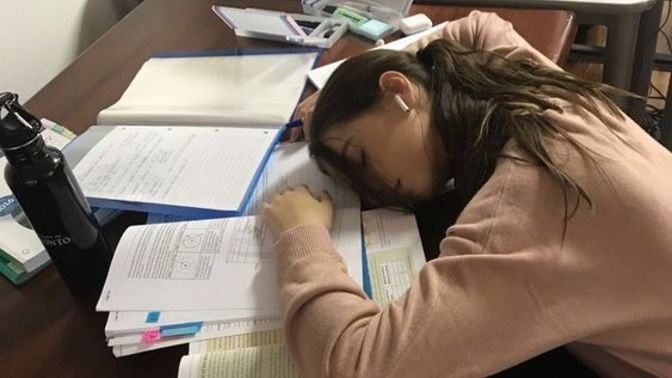 27 yaşına girecek biri 6.kez sınava hazırlansa garip mi olur?