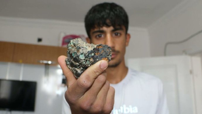 Diyarbakıra düşen göktaşını bulduğunu iddia eden biri, 500 gram taşı 4 milyon liraya satıyor. Sizce bu taş göktaşı olabilir mi?