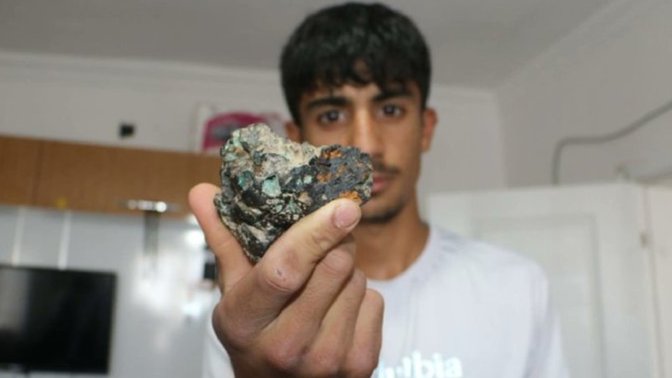 Diyarbakır'a düşen göktaşını bulduğunu iddia eden biri, 500 gram taşı 4 milyon liraya satıyor. Sizce bu taş göktaşı olabilir mi?