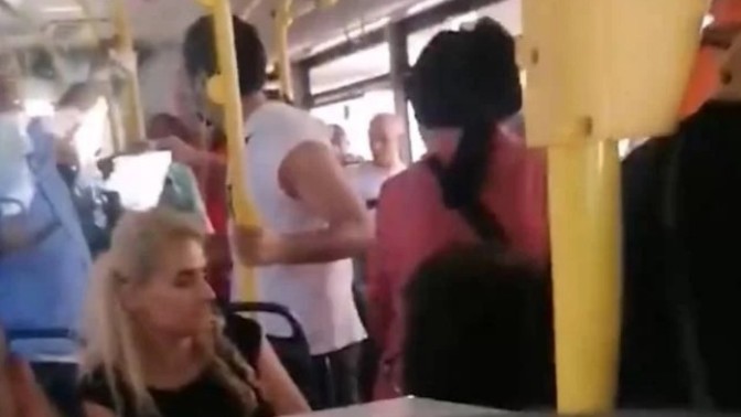 Otobüste "benim ülkemi lezbiyen yapamayacaksınız" diye kriz geçiren kadın! Başkalarının hayatına karışamamayı neden öğrenemiyoruz?