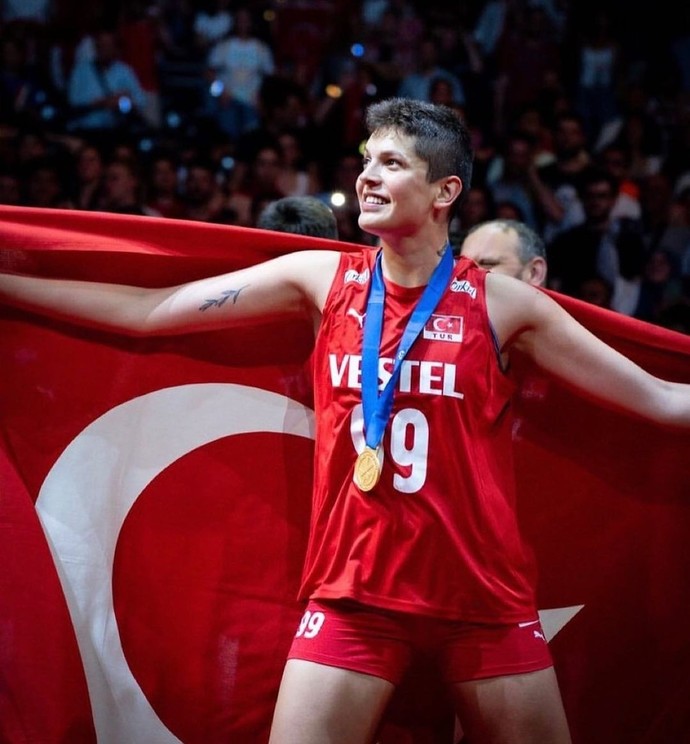 Milli sporcumuz Ebrar Karakurtun sosyal medyada yöneliminden dolayı linçlenmesi hakkında ne düşünüyorsunuz?