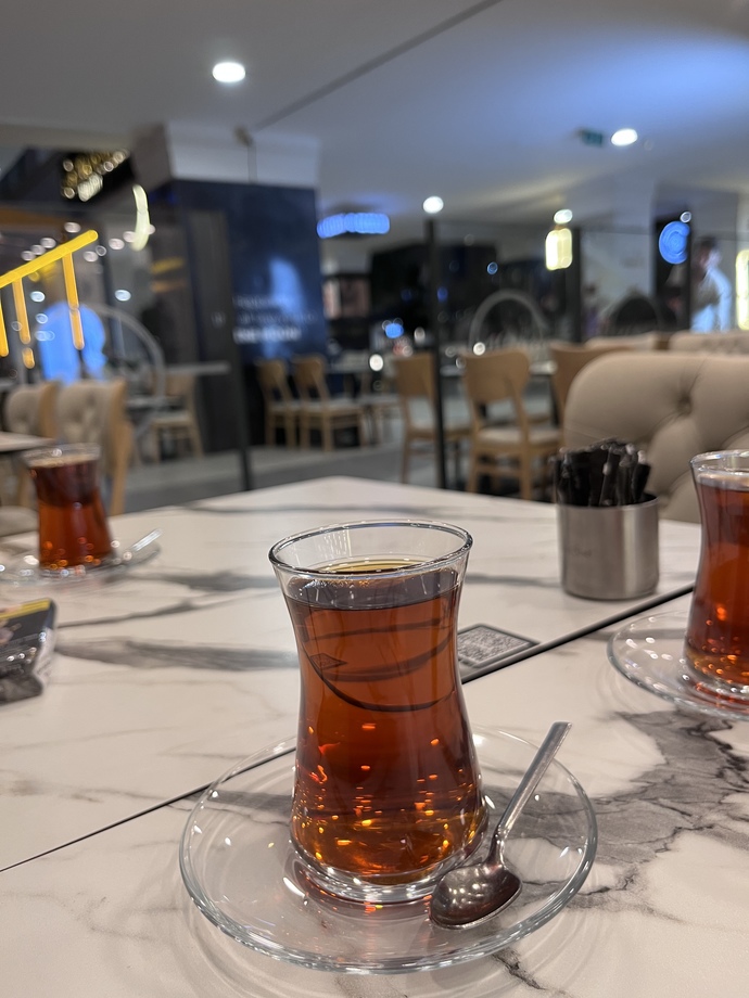 Çay dediğin açık mı içilir kapalı mı içilir?