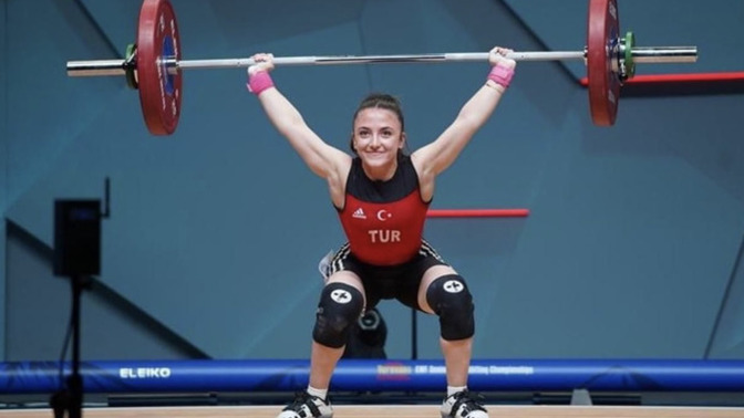 Cansu Bektaş, Dünya Halter Şampiyonası'nın ilk gününde 3 bronz madalya kazandı. Kadın sporcularımızın başarıları gurur verici değil mi?
