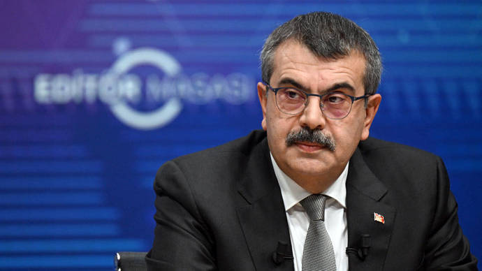 Bakan Tekin, öğrencilerin cep telefonlarını derse girmeden teslim edeceklerini Söyledi ! Kararı Nasıl Buldunuz?