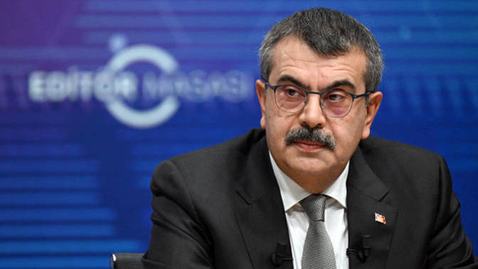 Bakan Tekin, öğrencilerin cep telefonlarını derse girmeden teslim edeceklerini Söyledi ! Kararı Nasıl Buldunuz?