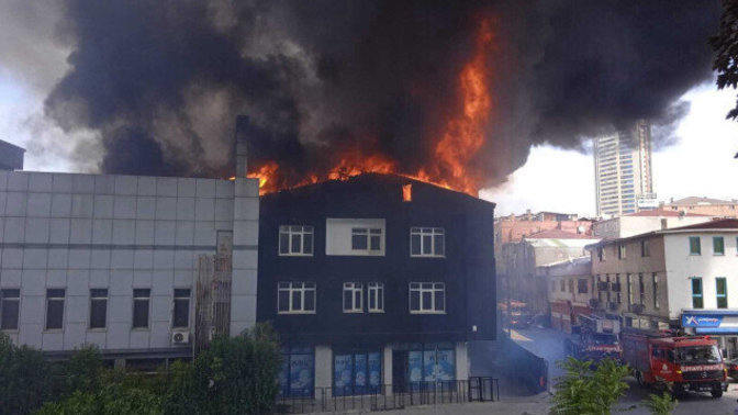 Ataşehir'de bir binada yangın çıktı. Yangının çevredeki binalara da sıçradı. Duydunuz mu?