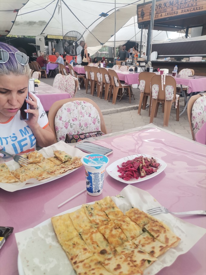 Pazarda yemek yemeyi sever misin?