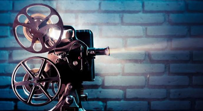 Tek mi arkadaşla mı film izlemek daha keyifli?