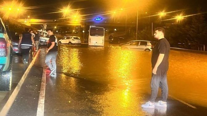 İstanbul'da sel iki can aldı, ev ve iş yerlerini su bastı! Selden siz de etkilendiniz mi?