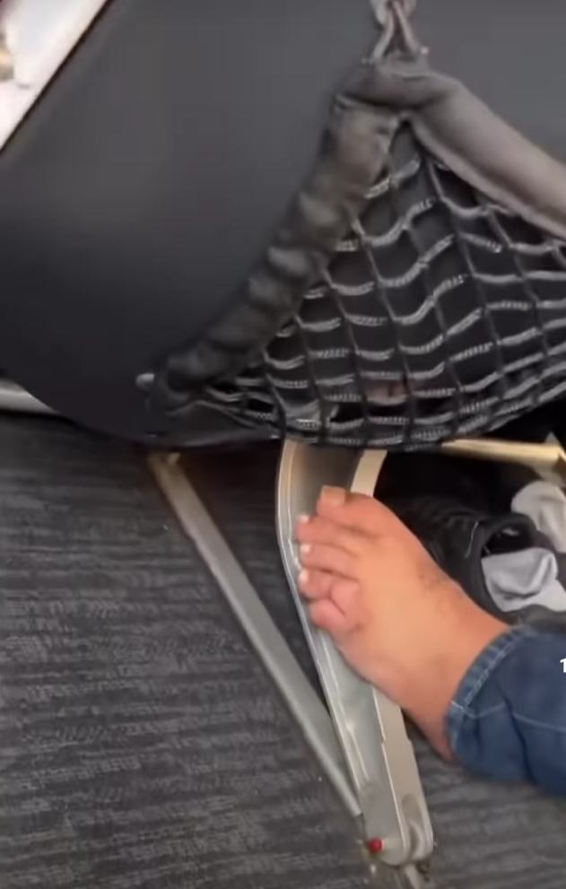 Minibüste yanımda oturan adam ayakkabılarını çıkardı. Olay çıkarmadan onu nasıl uyarabilirim?