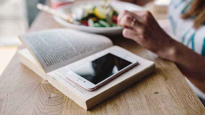 Yemek yerken kitap okur musunuz?