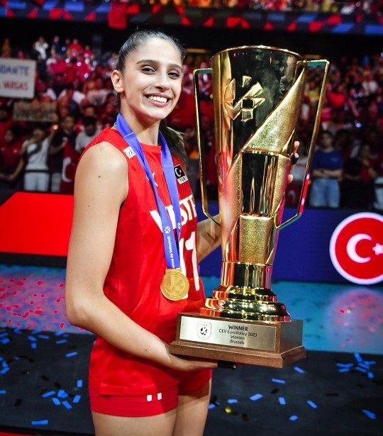 Bu kızın ten rengi ne?