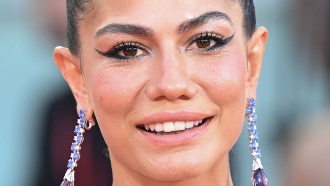 Demet özdemir'in bu fotoğrafında yanlış olan sizce makyajı mı?
