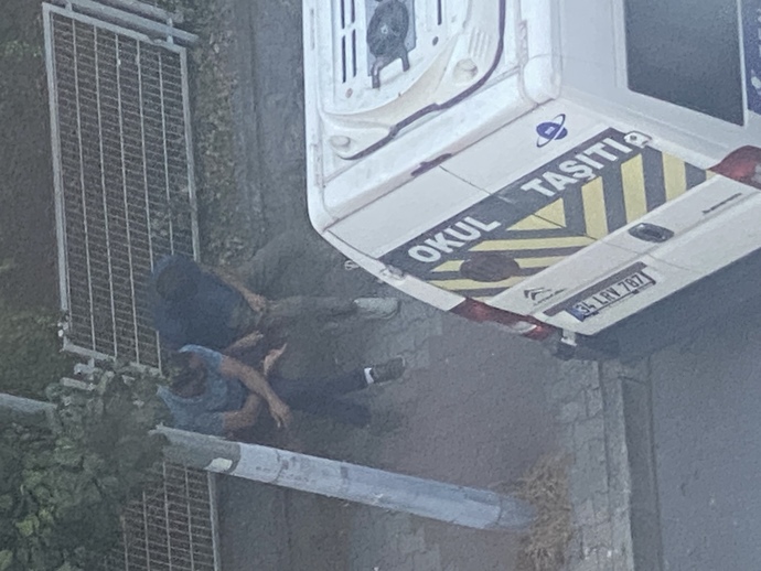 İlla bir kız görünce bu abazalar bakmak mı zorunda?