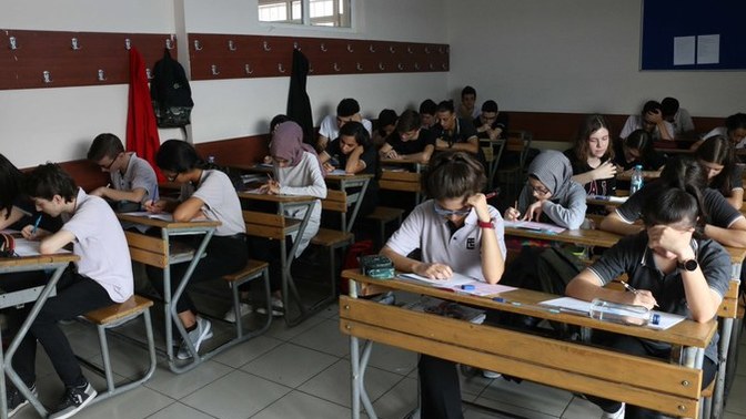 Liselerde sınıf tekrarı geri geldi! Sizce bu karar eğitimdeki başarıyı etkiler mi?