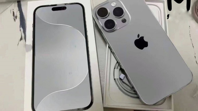 İPhone 15 Pronun gerçek görüntüsü fabrikadan! Sizce iPhone 14 ile aynı mı?