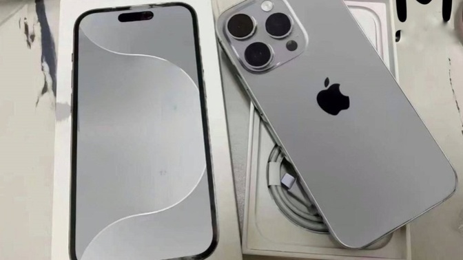 İPhone 15 Pro'nun gerçek görüntüsü fabrikadan! Sizce iPhone 14 ile aynı mı?