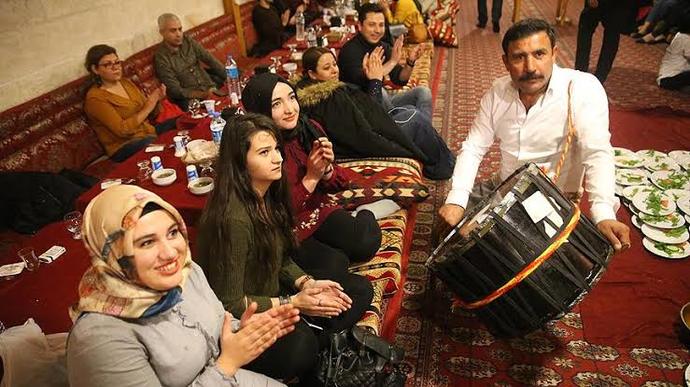 Sevgiliniz canlı müzik diye türkü bara veya sıra gecesine götürmek istese gider miydiniz?