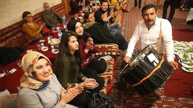 Sevgiliniz canlı müzik diye türkü bara veya sıra gecesine götürmek istese gider miydiniz?