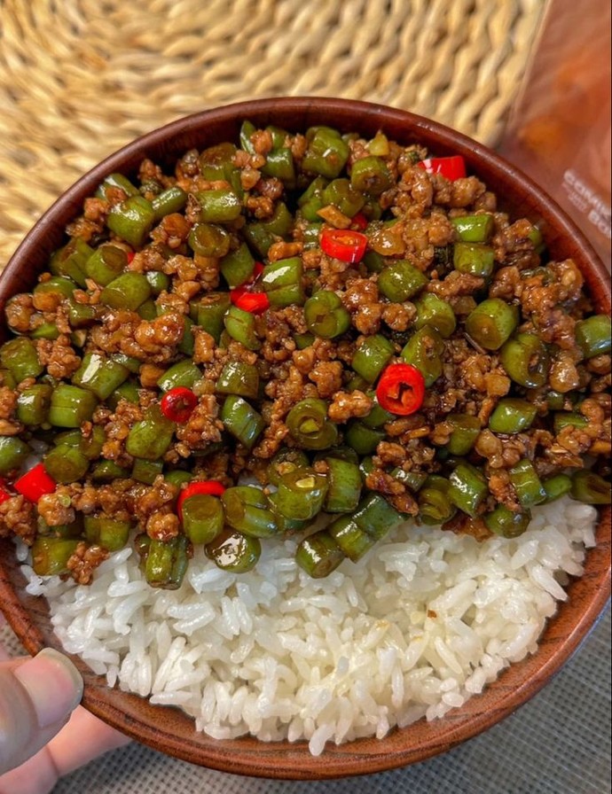 Yemek yapmayı bilen erkek önde midir?