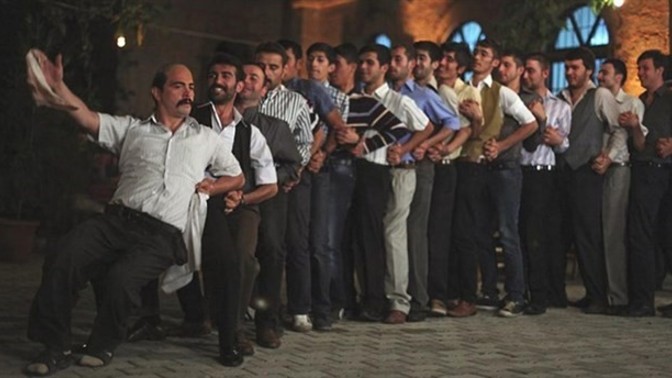 Düğüne oynamaya giden misin, yemek yemeye giden mi?