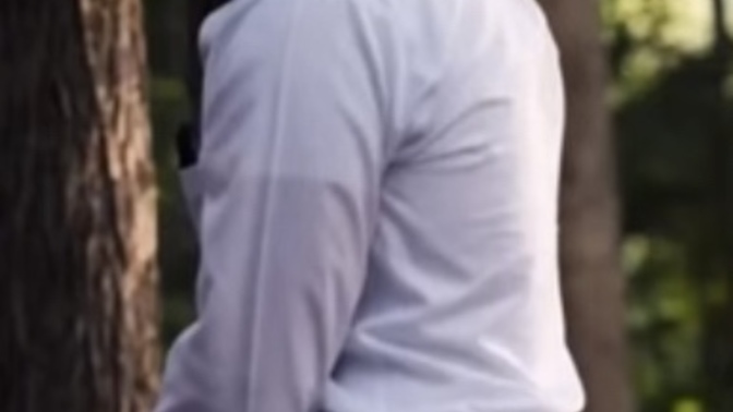 Bu adamın poposu çok güzel değil mi ya?