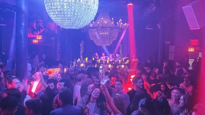 Sevgilim her ayrılışımızda soluğu gece kulübünde alıyor, bu çocuktan hayır gelir mi?