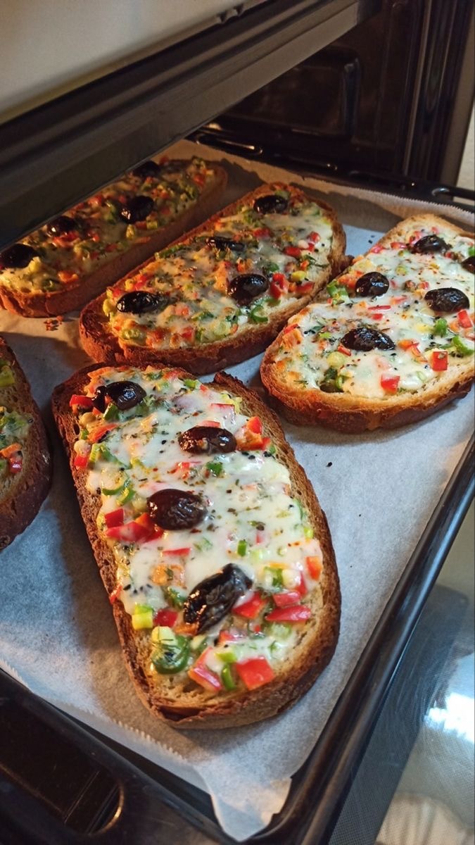 Ekmek üzerine hazırlanan pizzaları seviyor musunuz?
