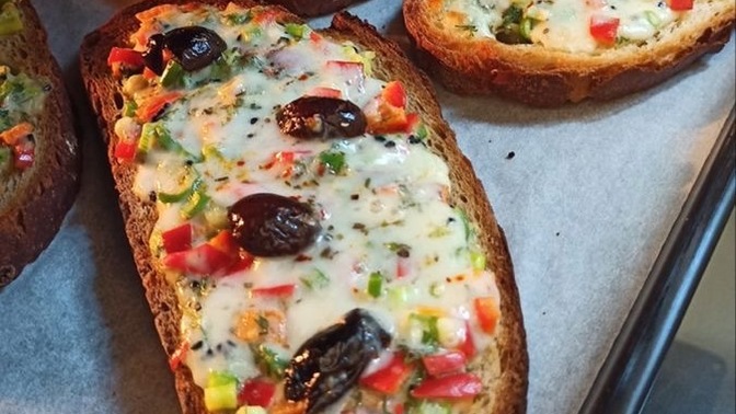 Ekmek üzerine hazırlanan pizzaları seviyor musunuz?