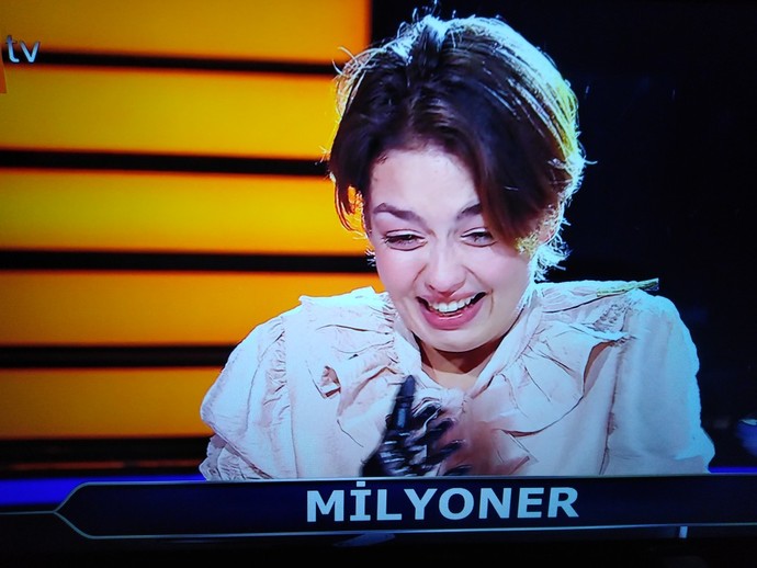 Kim Milyoner Olmak İster'de son soruya gelen Rabia Birsen Güvercin, doğru yanıtı vererek 1 Milyon TL'nin sahibi oldu. Helal olsun dedik mi?