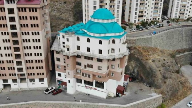 Gümüşhane’de bir apartmanın üzerine cami yapıldı. Sizce de çok ilginç görünmüyor mu?