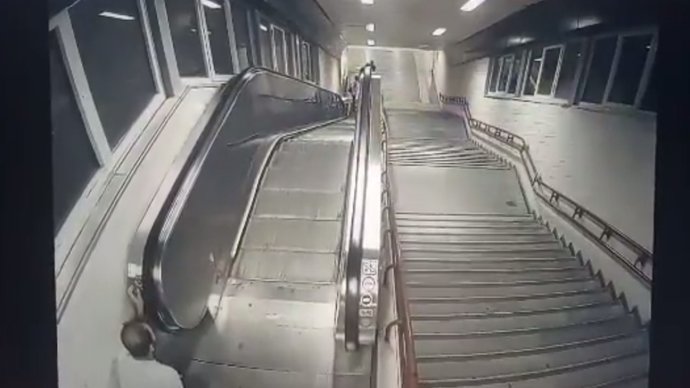 Metroda kalabalığın gelmesini bekleyip acil durum düğmesine basıyorlar! Metro merdivenlerini neden durduruyorlar?