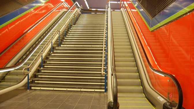 Metroda kalabalığın gelmesini bekleyip acil durum düğmesine basıyorlar! Metro merdivenlerini neden durduruyorlar?