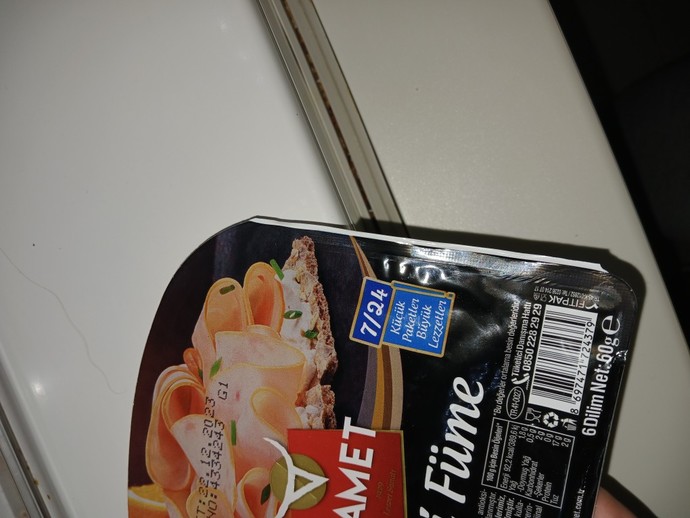Salam paketinin kenarı beyaz ambalajı bir şey olur mu?