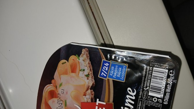 Salam paketinin kenarı beyaz ambalajı bir şey olur mu?