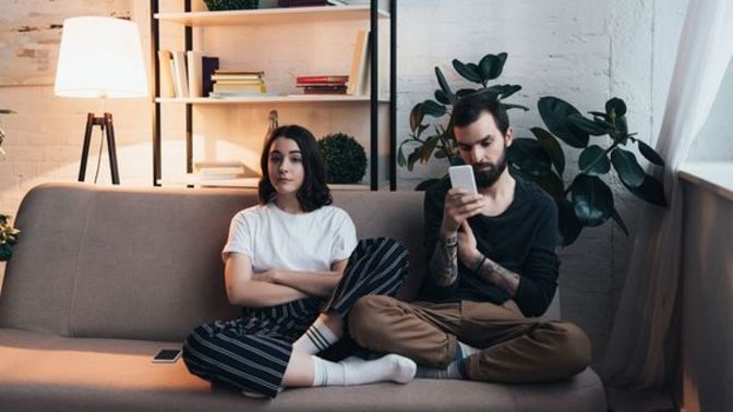 1 aylık sevgilim telefonumdaki tüm yazışmaları okuyor, ne yapmalıyım?