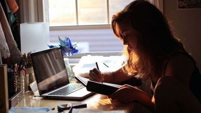 Ders çalışmak için laptop mu daha iyi yoksa tablet mi yoksa başka önerdiğiniz bir şey var mı?