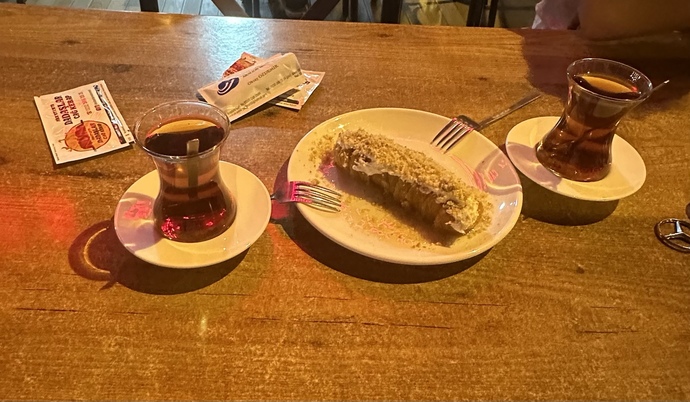 Cağ kebabı sonrasında kaymaklı burma kadayıf severmisiniz?